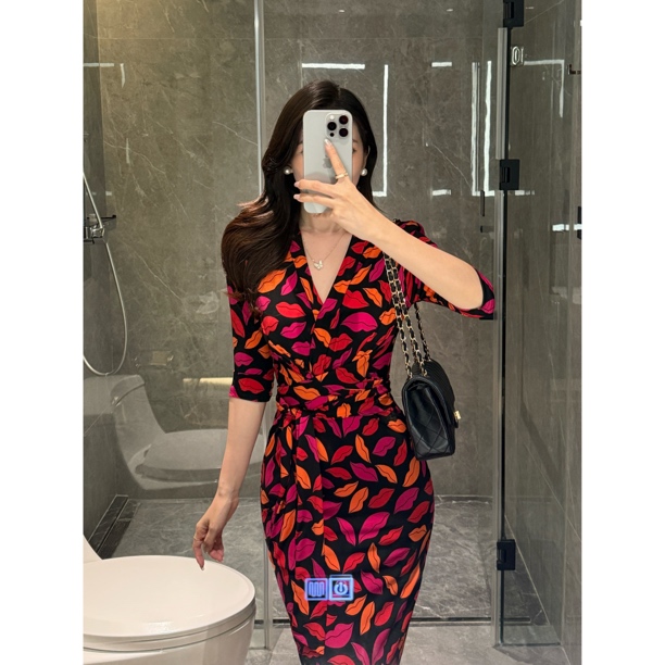 【一眼惊艳】气质性感修身裹身裙女夏V领绑带收腰印花包臀连衣裙