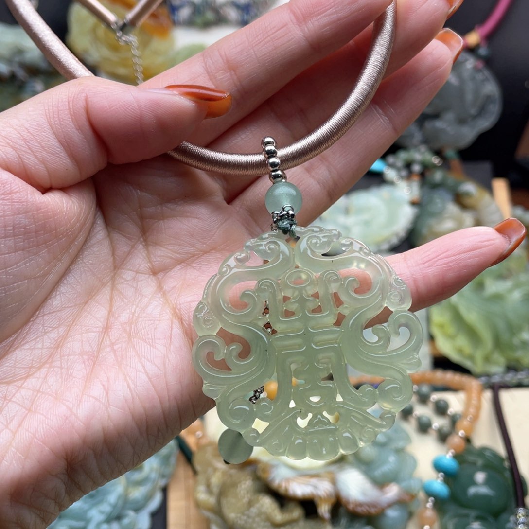 蛇纹石玉颈饰未镶嵌