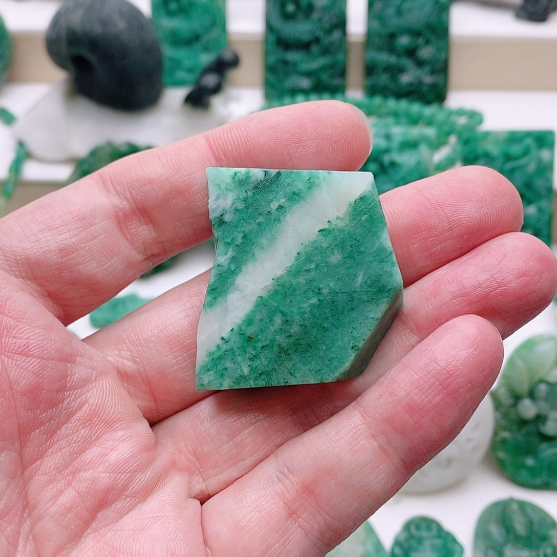 独山玉未镶嵌原石