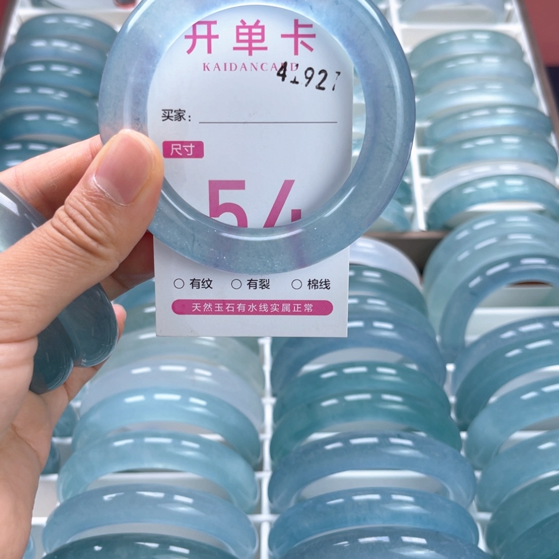 甜***。未镶嵌手镯石英质玉