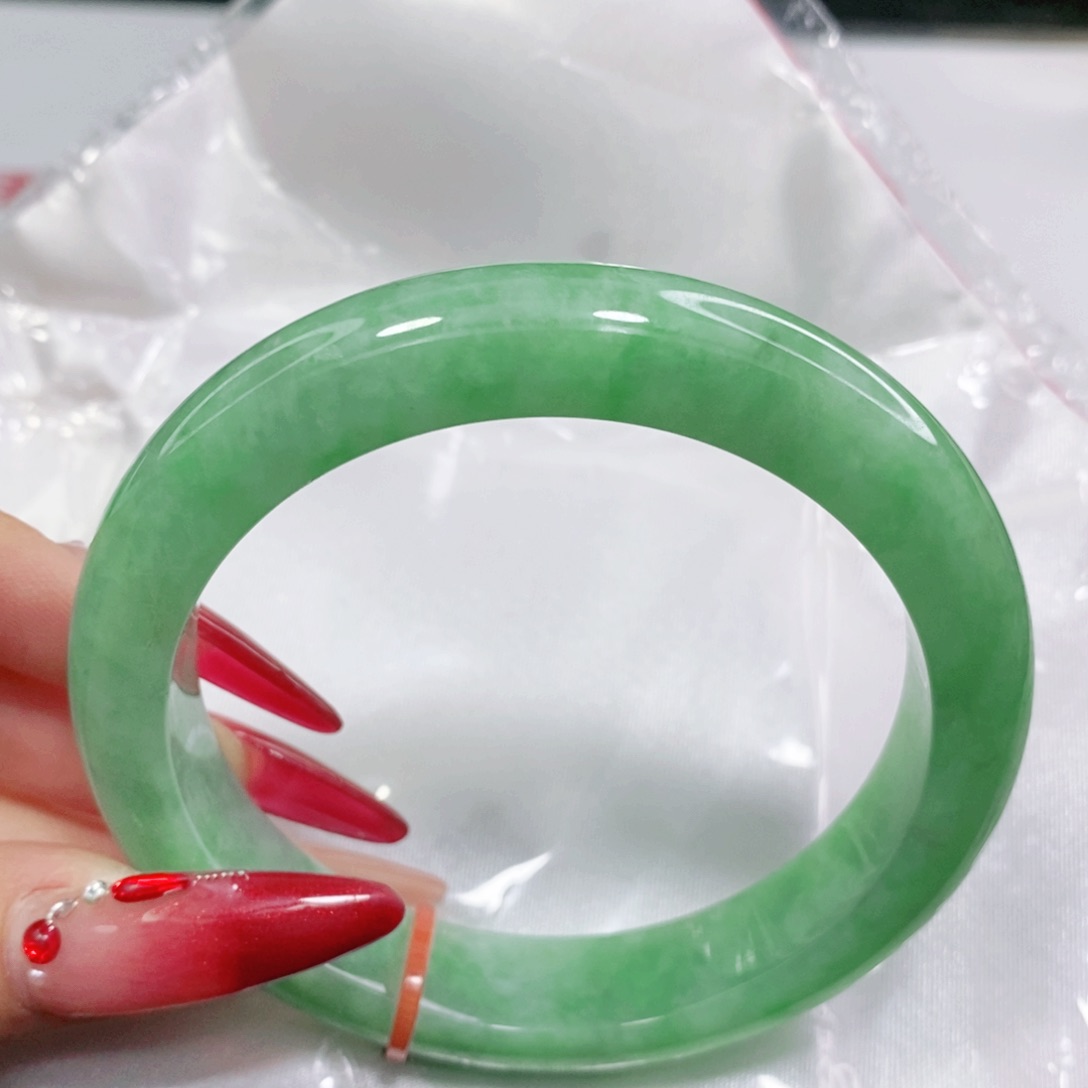 翡翠手镯未镶嵌默*57.7圈。