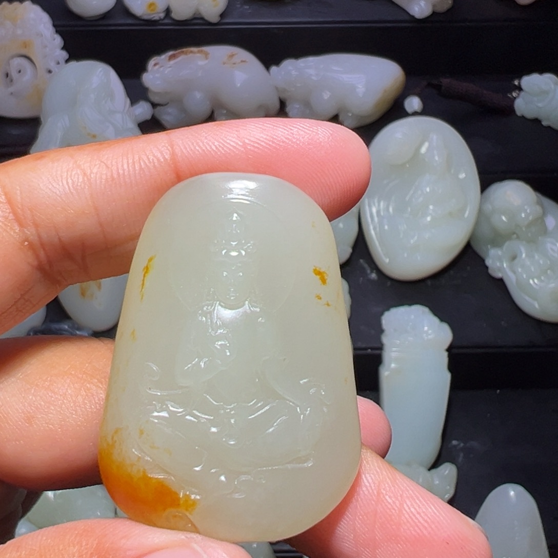 苏***车颈饰未镶嵌和田玉