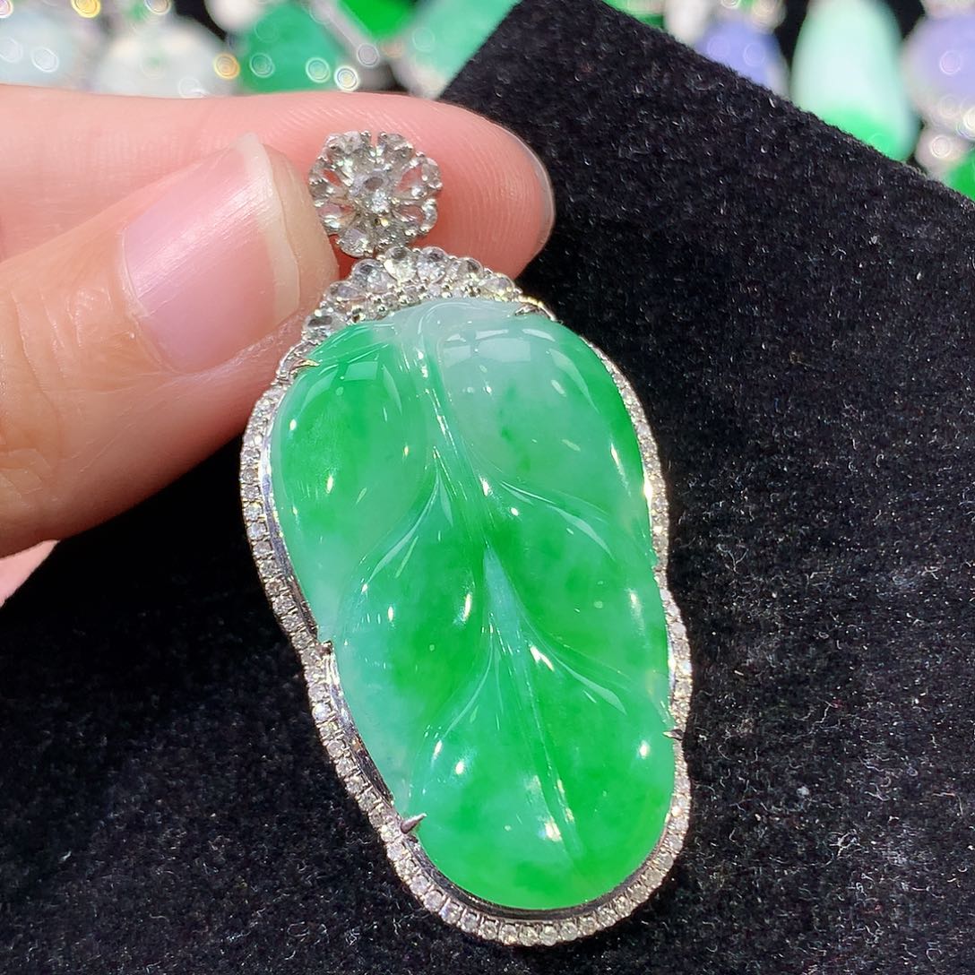 翡翠18K金镶嵌颈饰