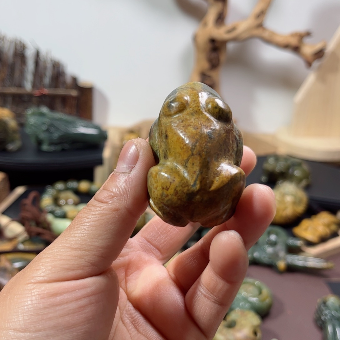 岫岩河磨玉（透闪石质玉）把件未镶嵌财**赢