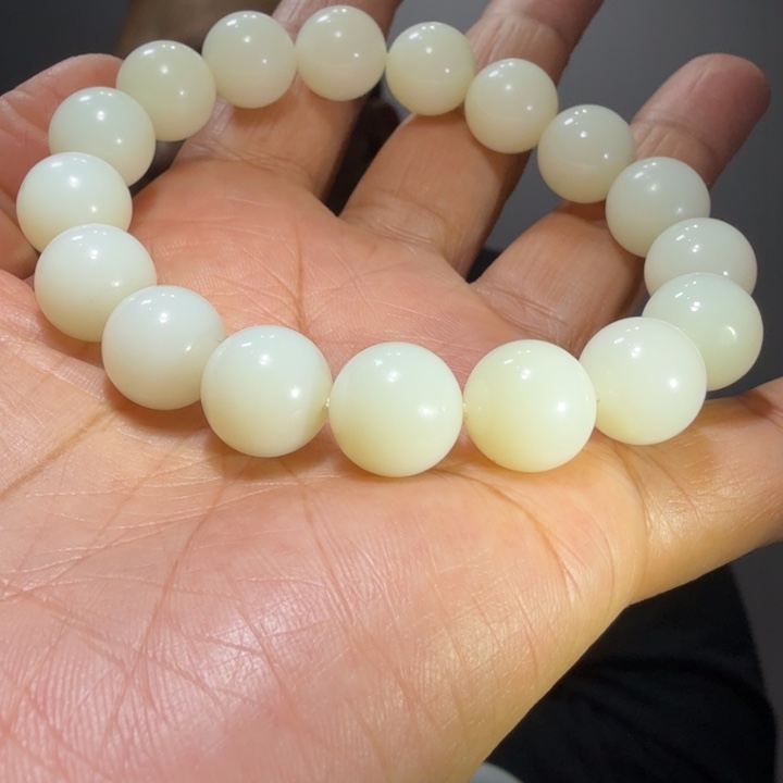 智***来和田玉未镶嵌颈饰