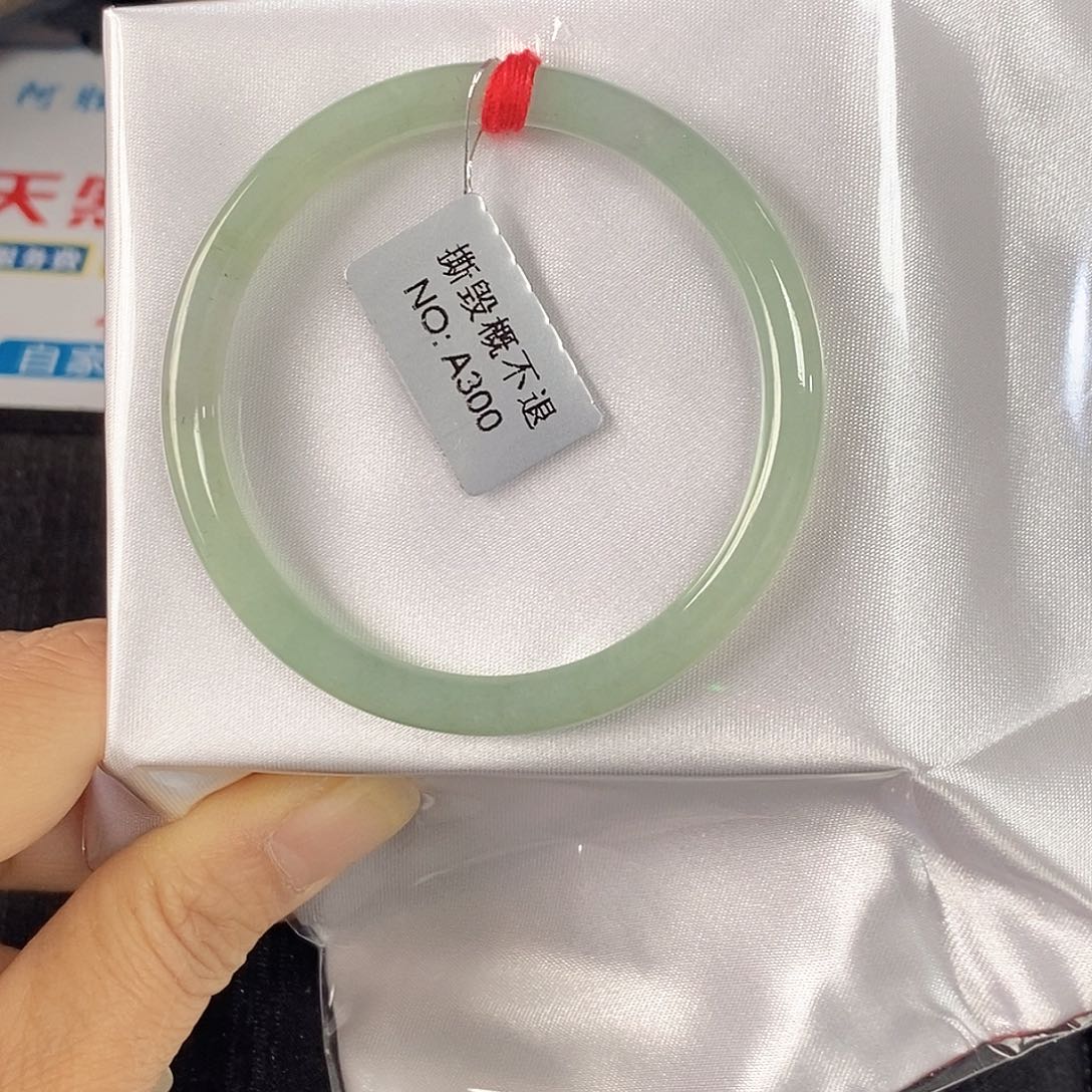 翡翠未镶嵌手镯（圆镯）51.4