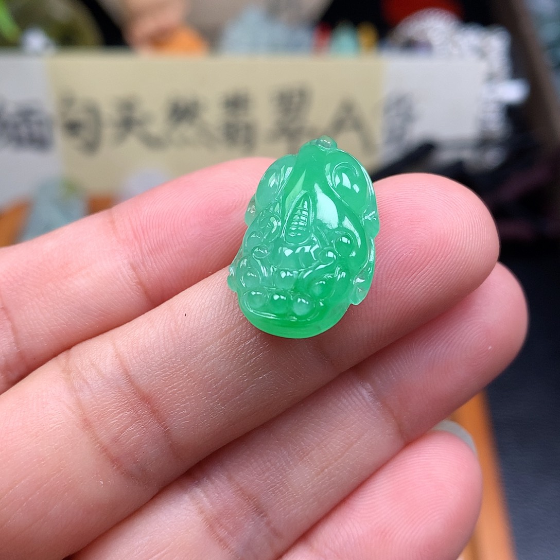 翡翠裸石缅甸天然A货翡翠阳绿貔貅