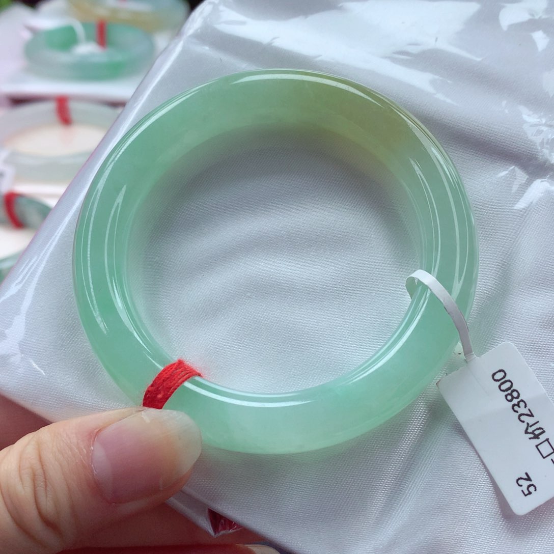 翡翠手镯（圆镯）未镶嵌晴甜绿飘黄翡，小小