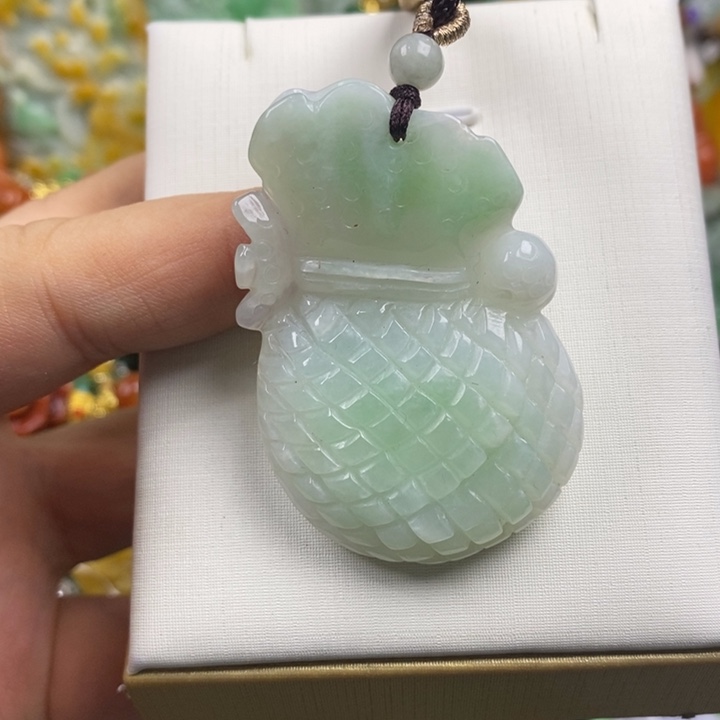 翡翠未镶嵌吊坠(赠链)