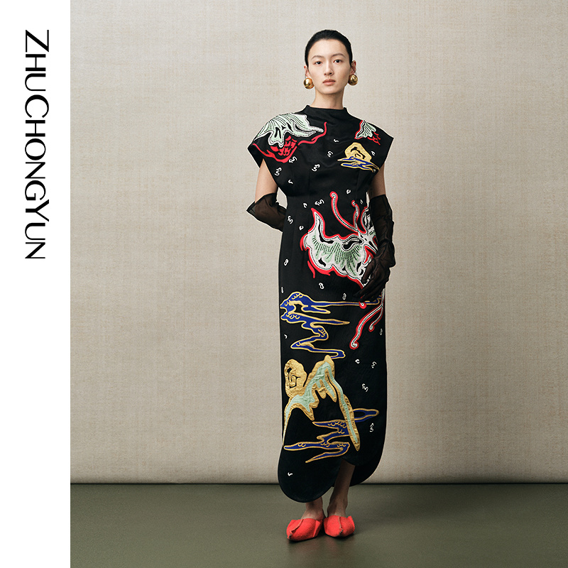 【苗系列 跳月亮】 ZHUCHONGYUN2025冬新款刺绣收腰连衣裙C1FZ43526