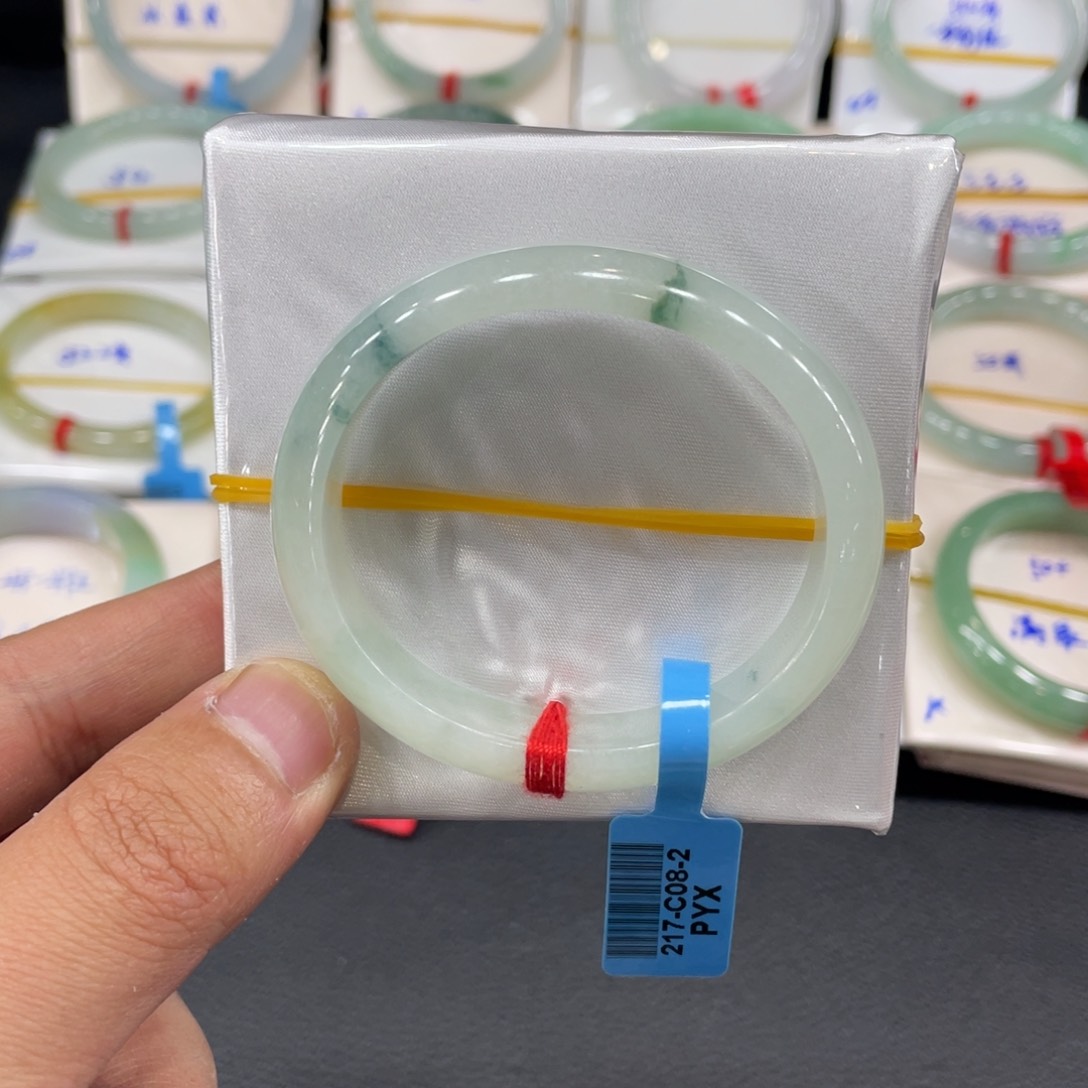 翡翠手镯未镶嵌天然翡翠