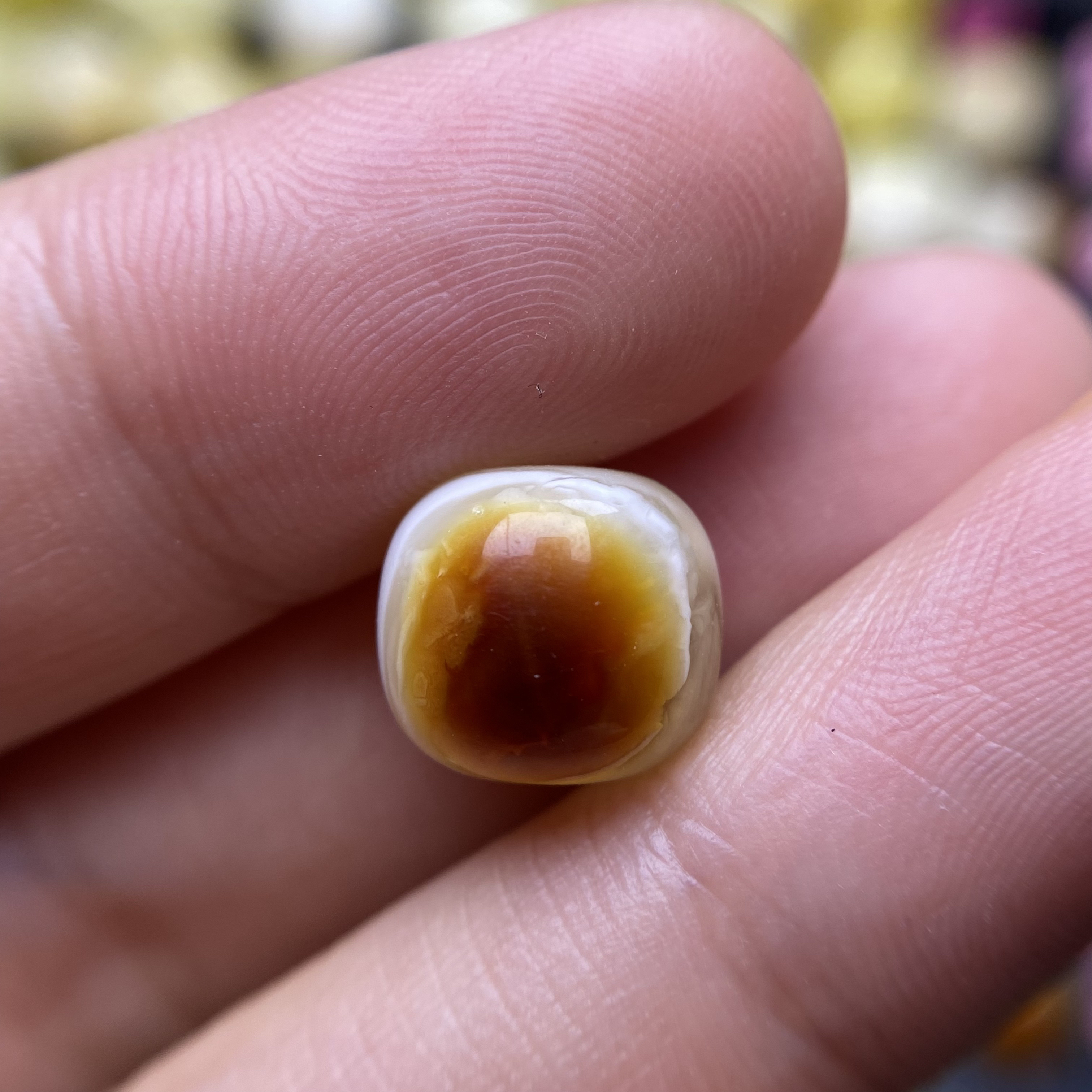 蜜蜡沁色金白老型配饰11.1×10.1mm，无优化保天然，挺精致