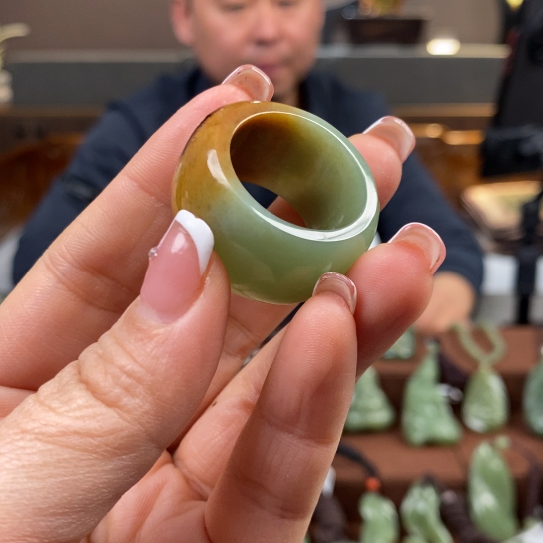 岫岩河磨玉（透闪石质玉）把件未镶嵌心****！