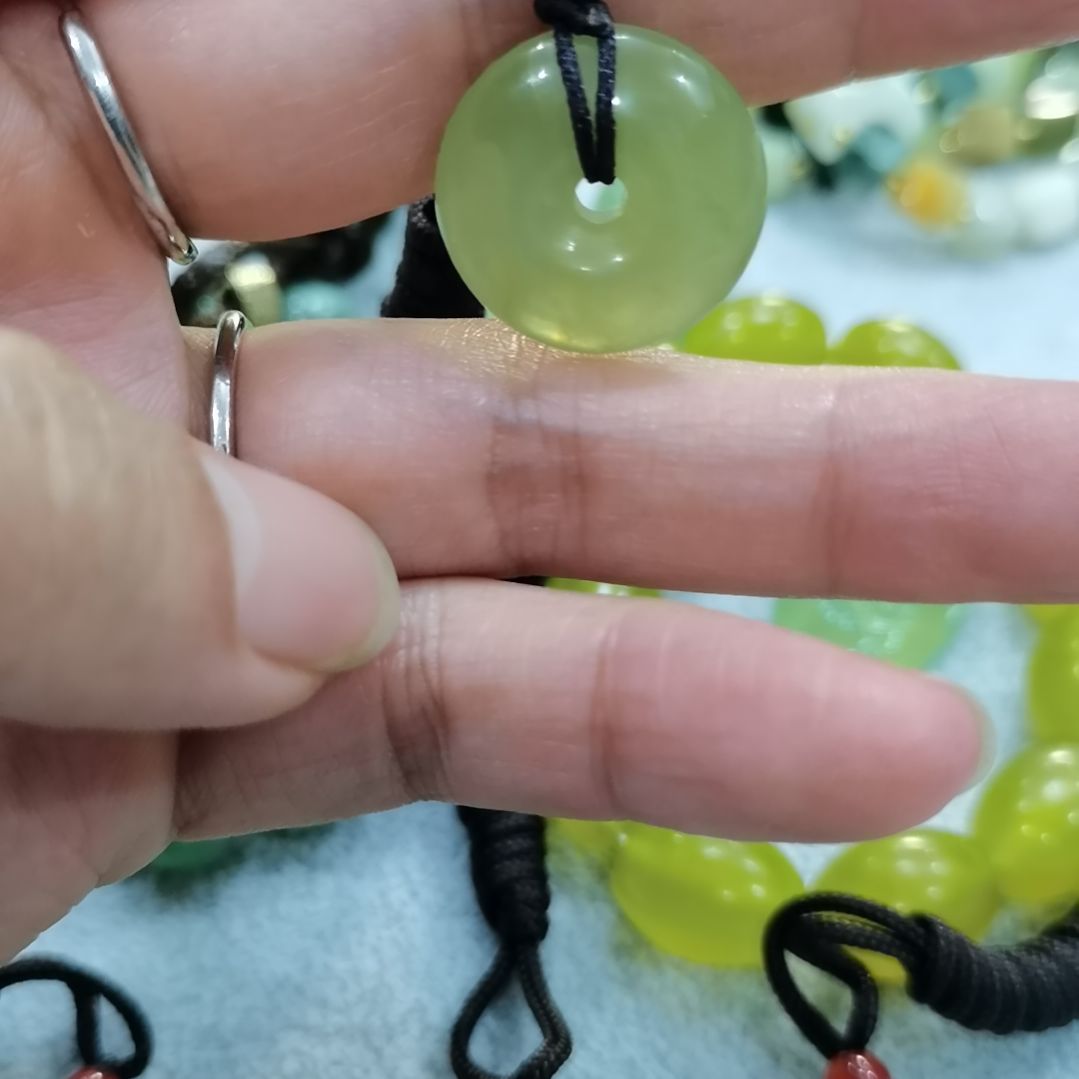 未镶嵌蛇纹石玉吊坠