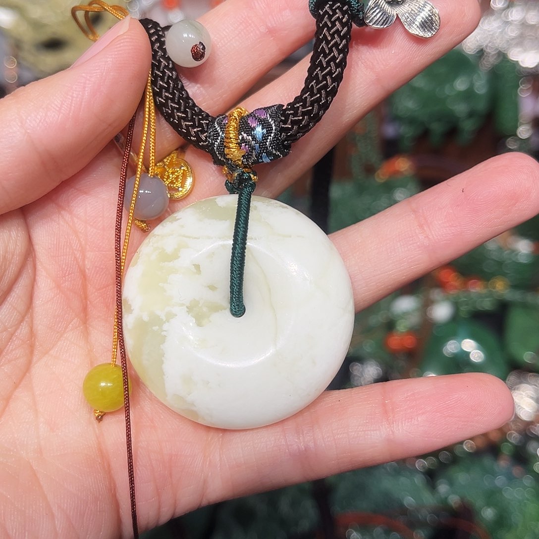 颈饰未镶嵌和田玉（糖玉）