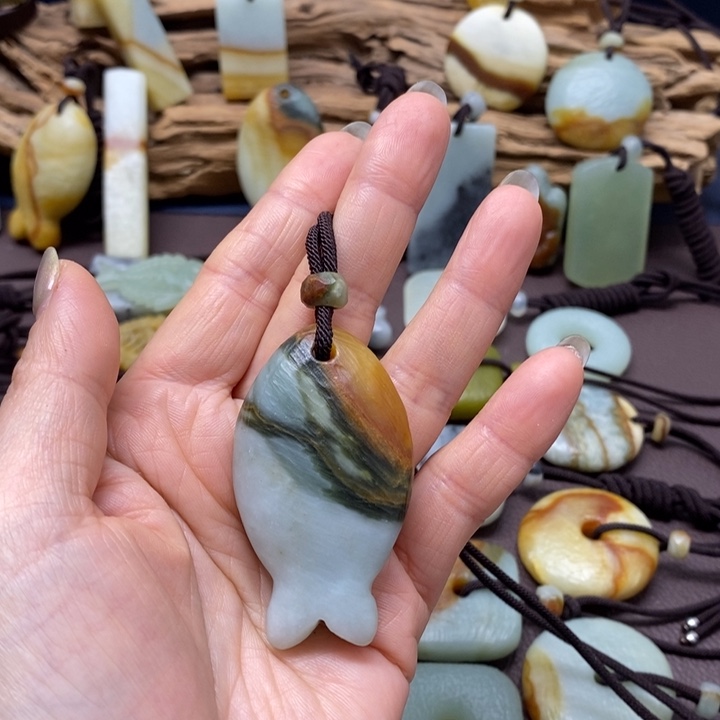 乾***哆蛇纹石玉未镶嵌颈饰