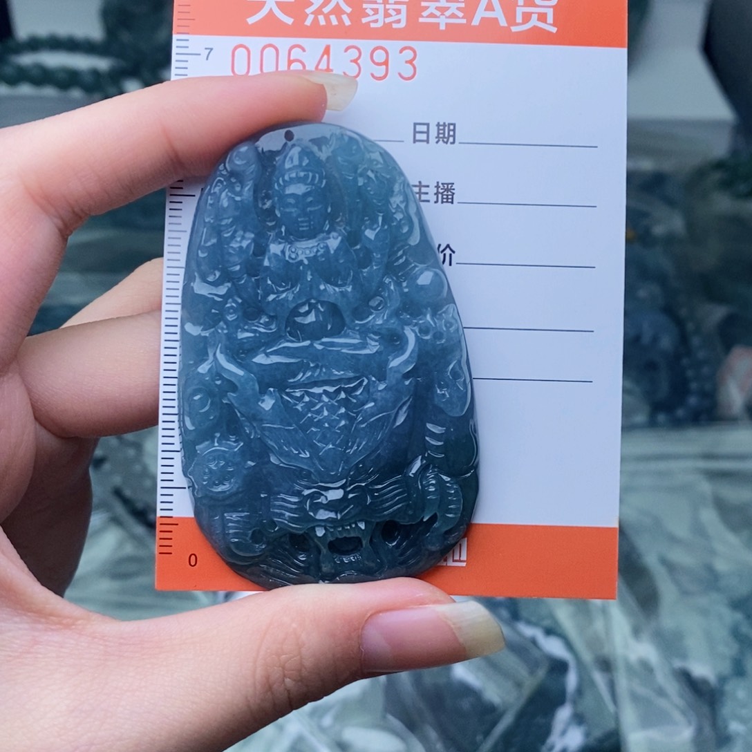 翡翠未镶嵌颈饰              