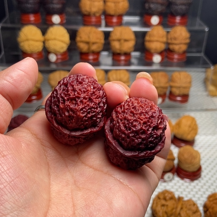 文玩核桃把件七彩龙锦绣球35