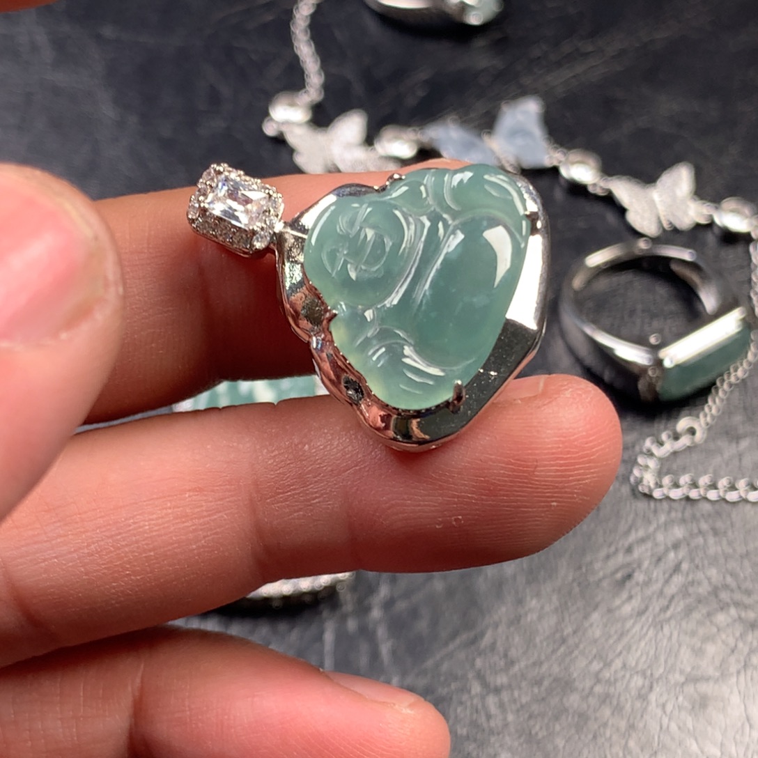 翡翠未镶嵌颈饰佛公