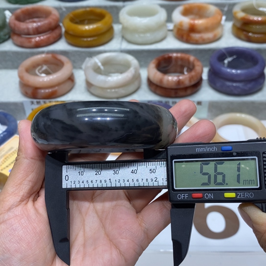 奥***哦石英岩玉未镶嵌手镯