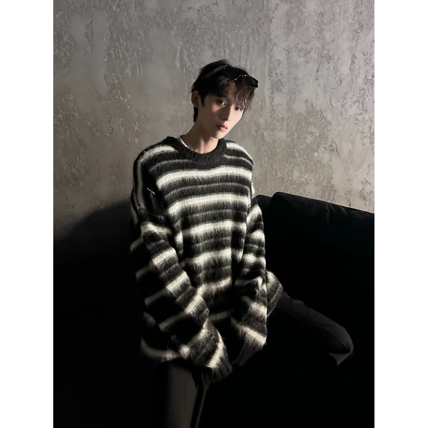 美式hiphop小众设计黑白条纹马海毛圆领毛衣男潮流慵懒宽松针织衫