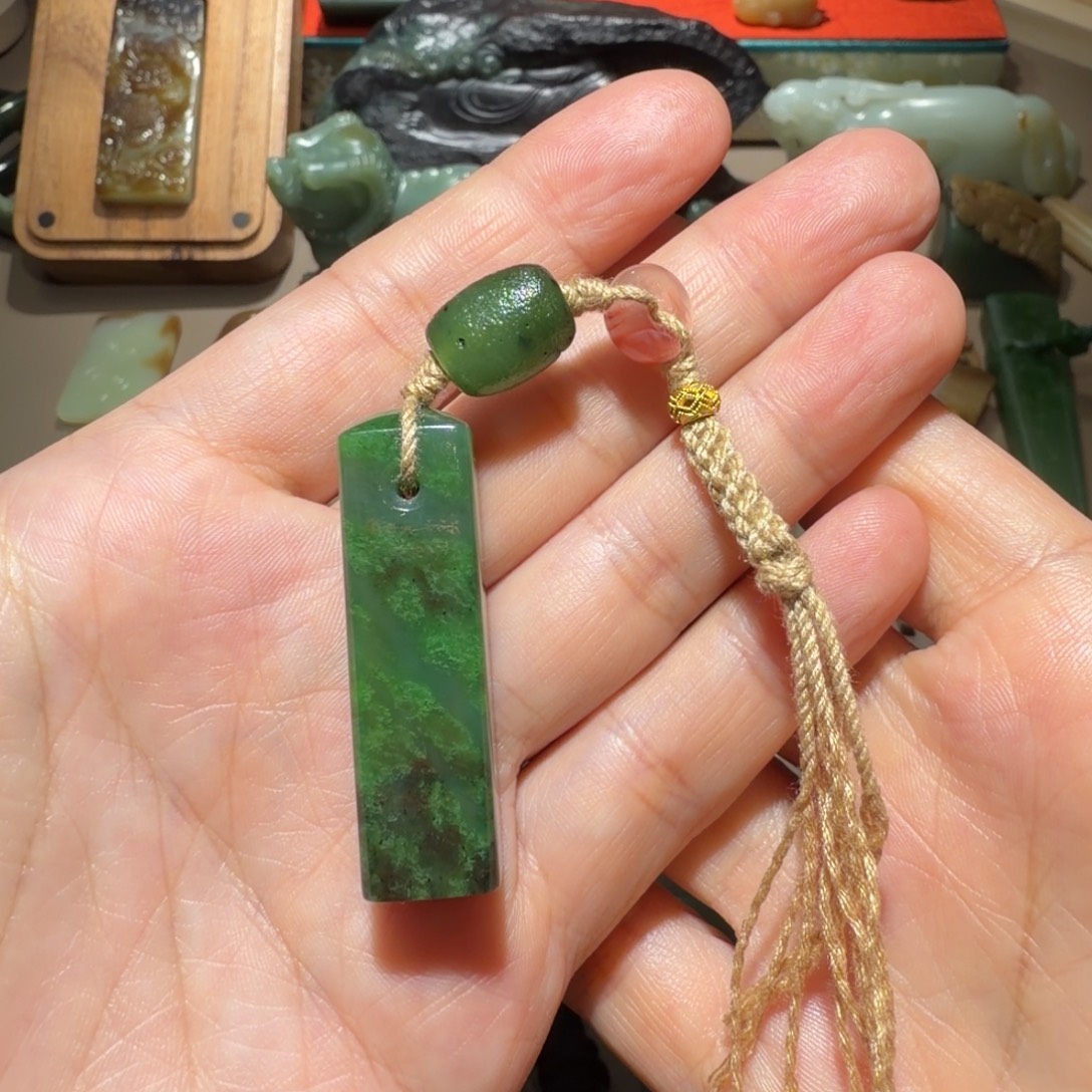 飞***逸和田玉未镶嵌颈饰