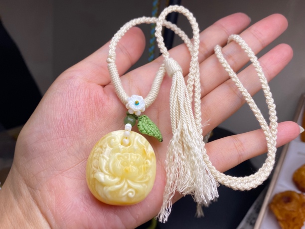 天然琥珀蜜蜡白蜜莲花