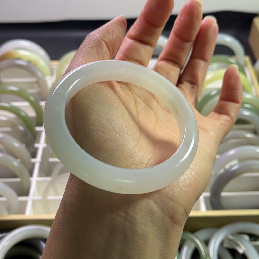 和田玉手镯57圈口未镶嵌