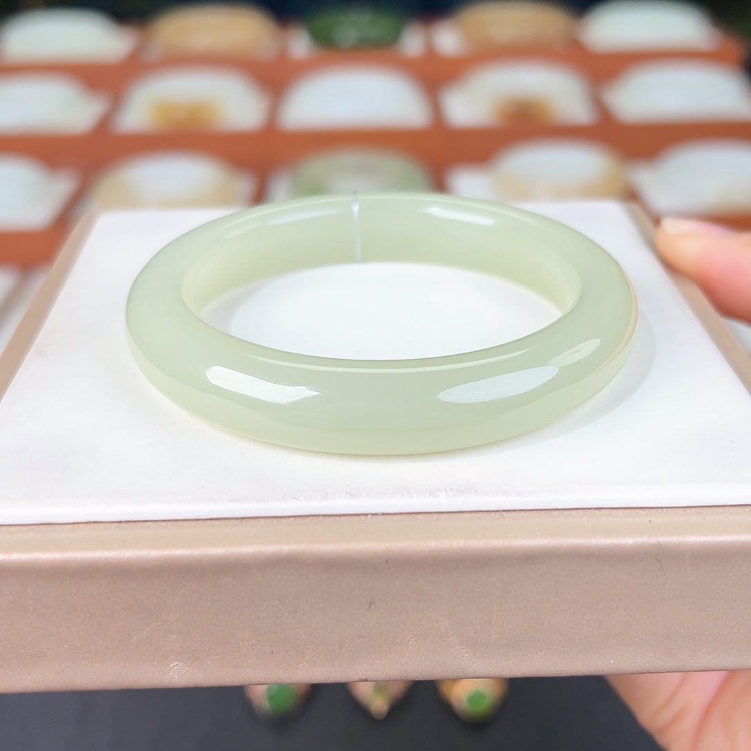 和田玉手镯未镶嵌和田玉蜂蜜水手镯