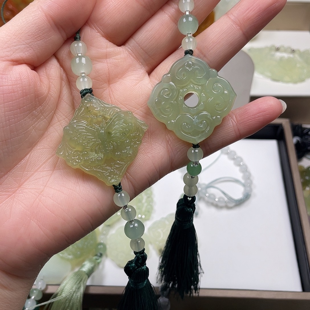 有***段蛇纹石玉未镶嵌颈饰