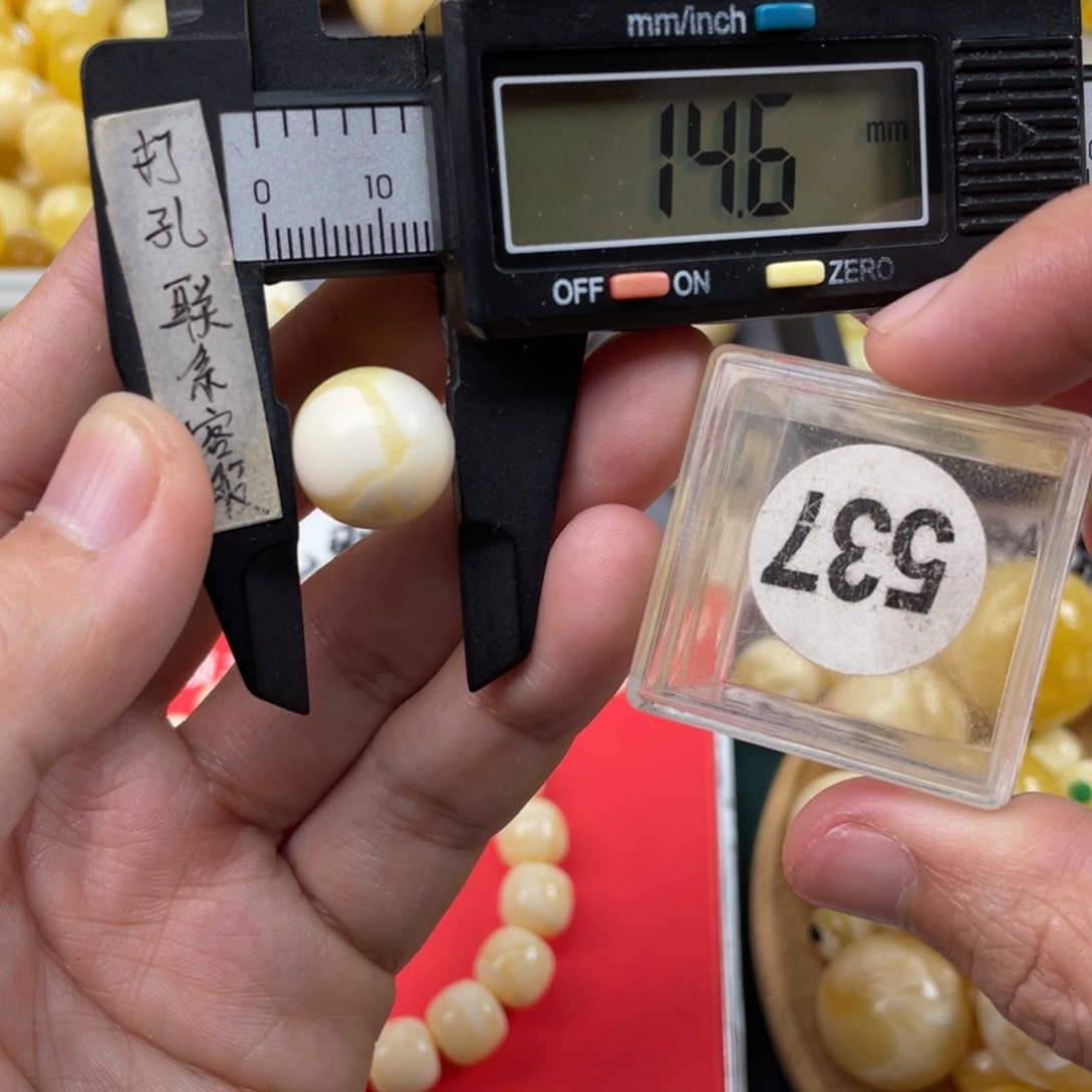 蜜蜡珠宝奇石未镶嵌