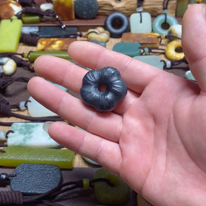 蛇纹石玉挂件未镶嵌