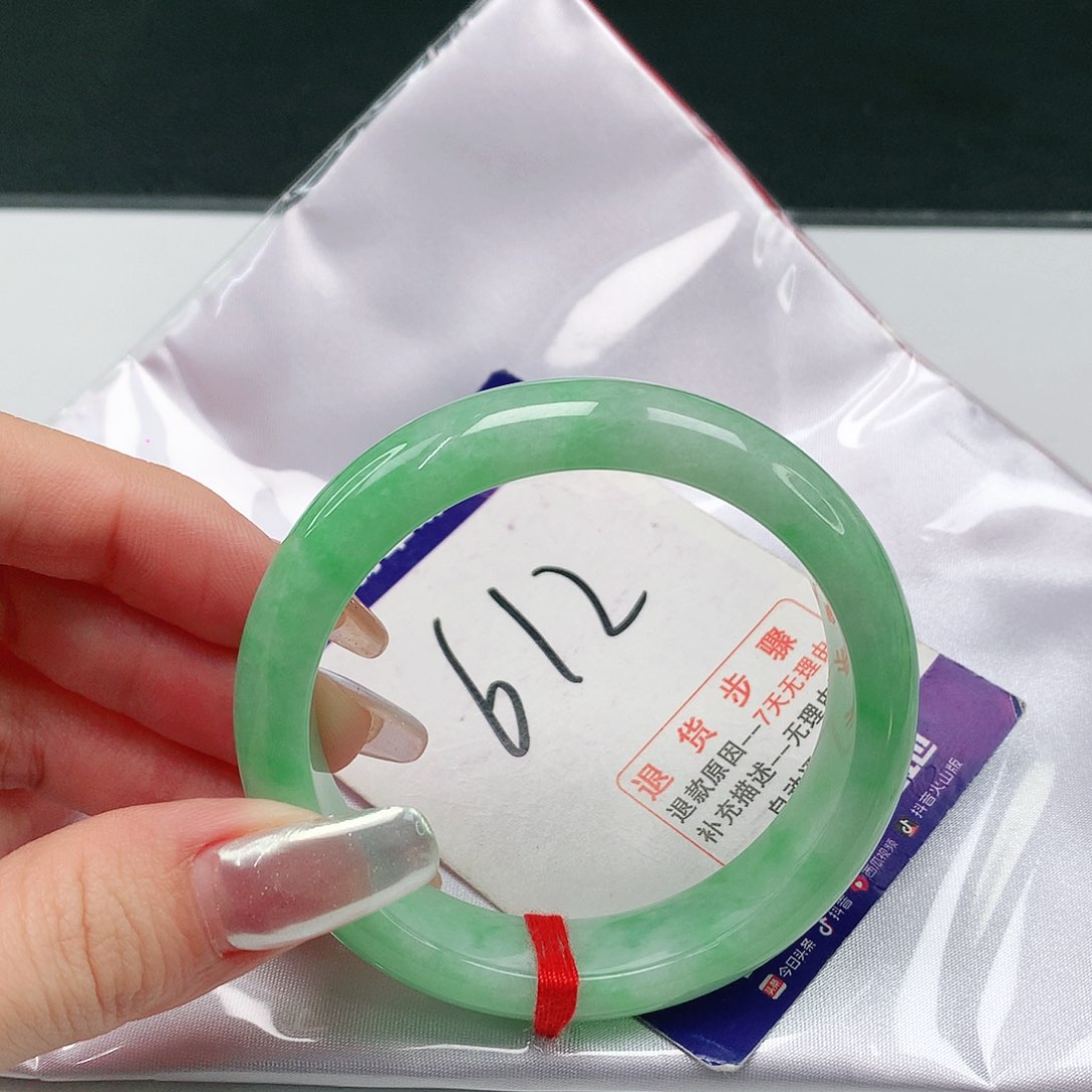 翡翠手镯未镶嵌翡翠手镯