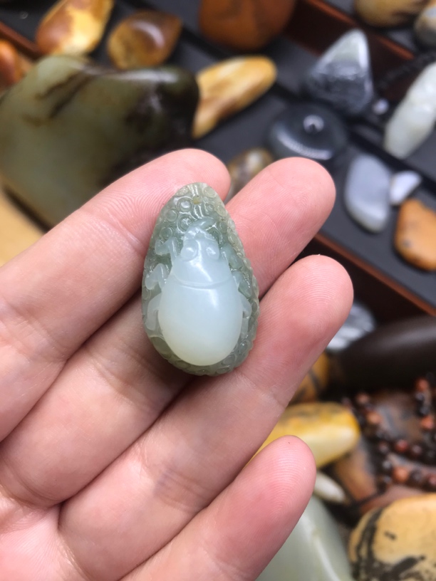 和田玉三色巧雕富甲一方