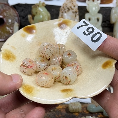 小***里瓷器制作过程是采用现代艺术风格为