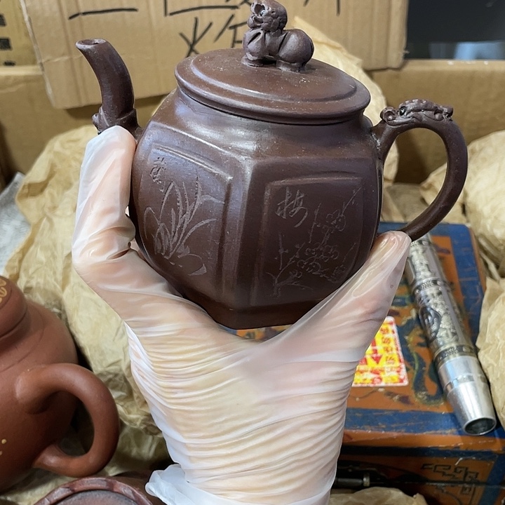 茶壶紫砂原矿泥料手工制作的一把紫砂壶。