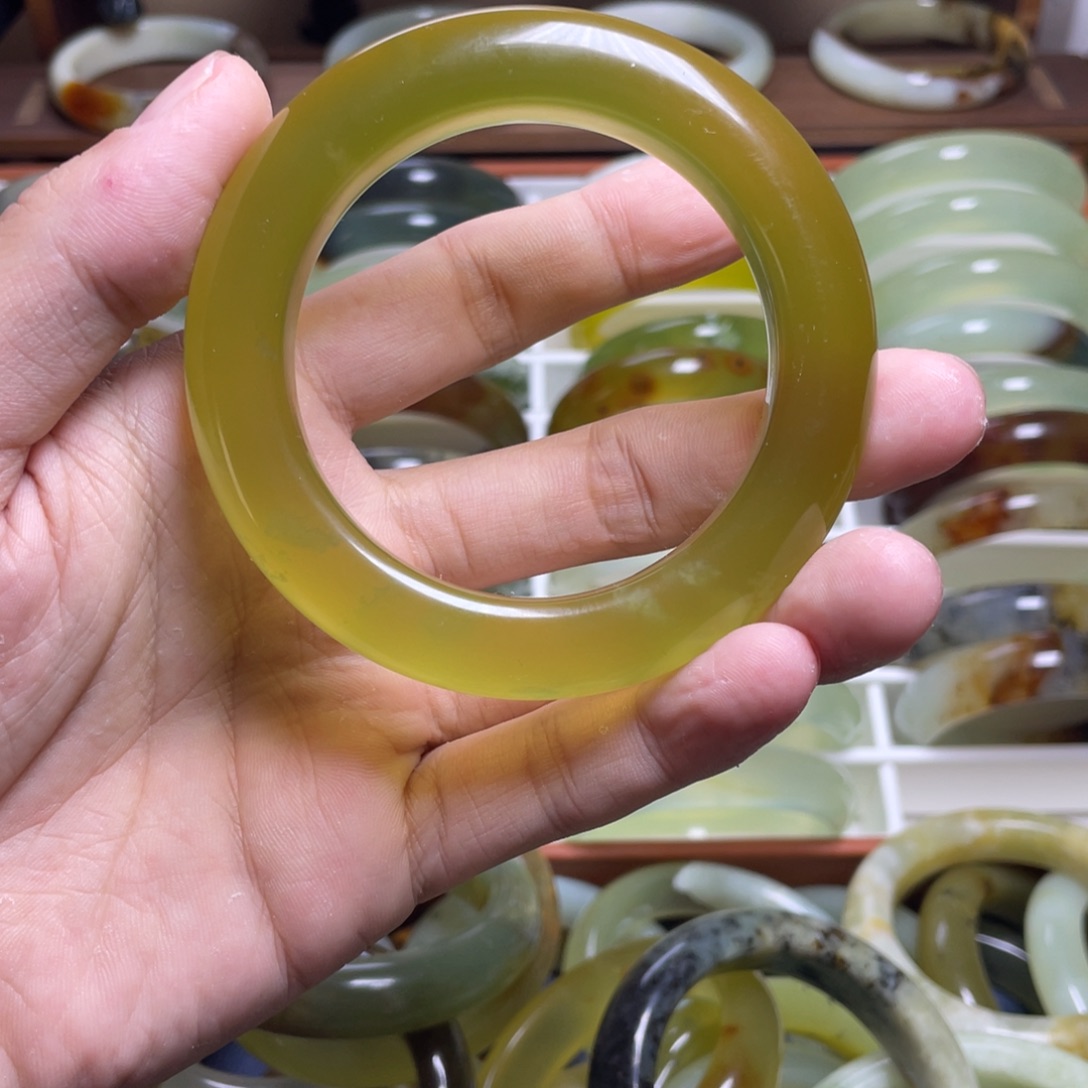 蛇纹石玉未镶嵌手镯