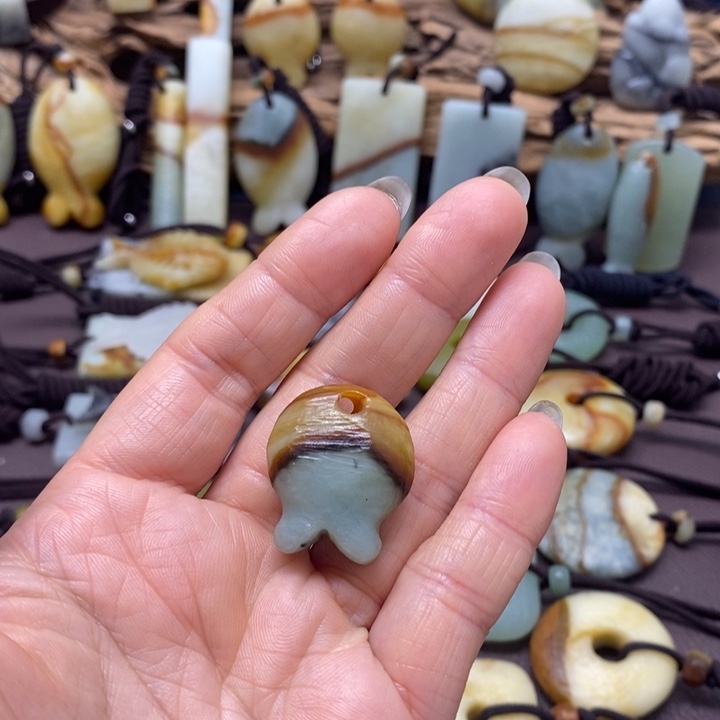 静****蛇纹石玉未镶嵌颈饰