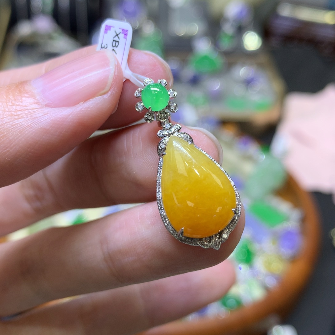 翡翠颈饰18K金镶嵌翡翠吊坠项链