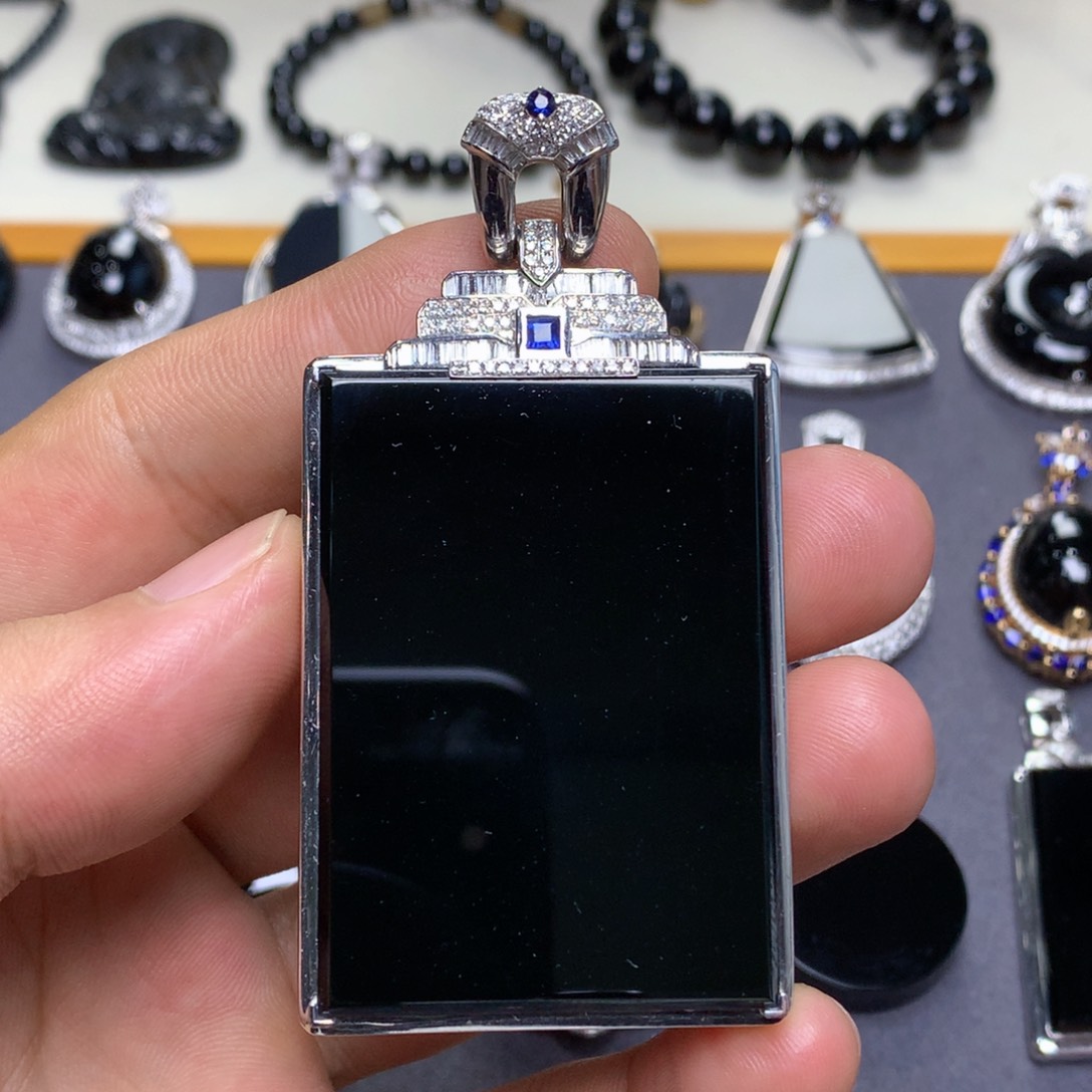 颈饰18K金镶嵌翡翠墨翠无事牌