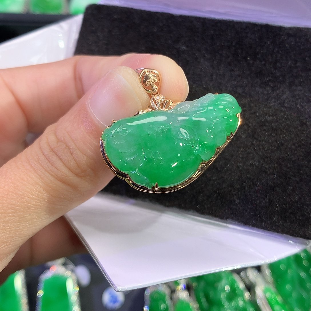 翡翠18K金镶嵌吊坠(赠链)