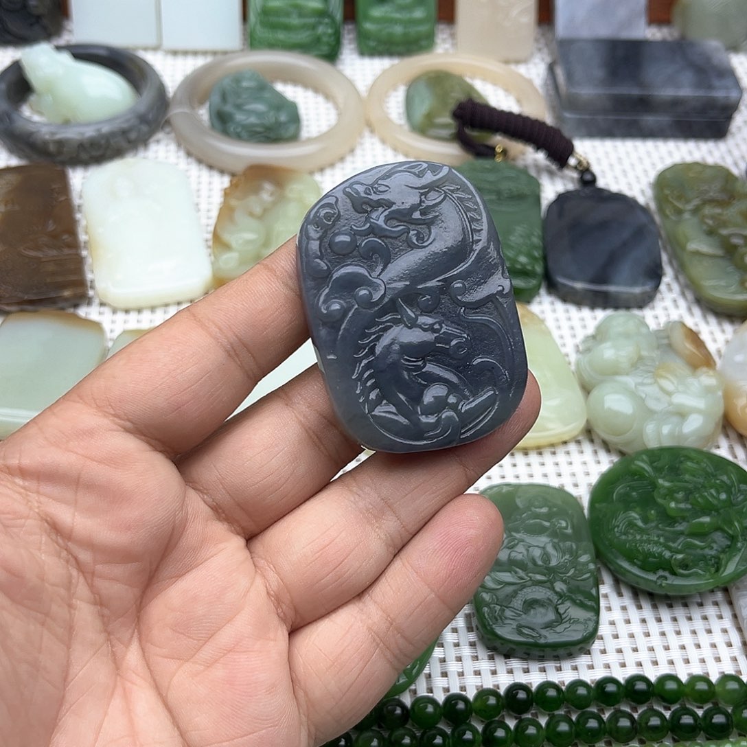 和田玉挂件未镶嵌背部微瑕