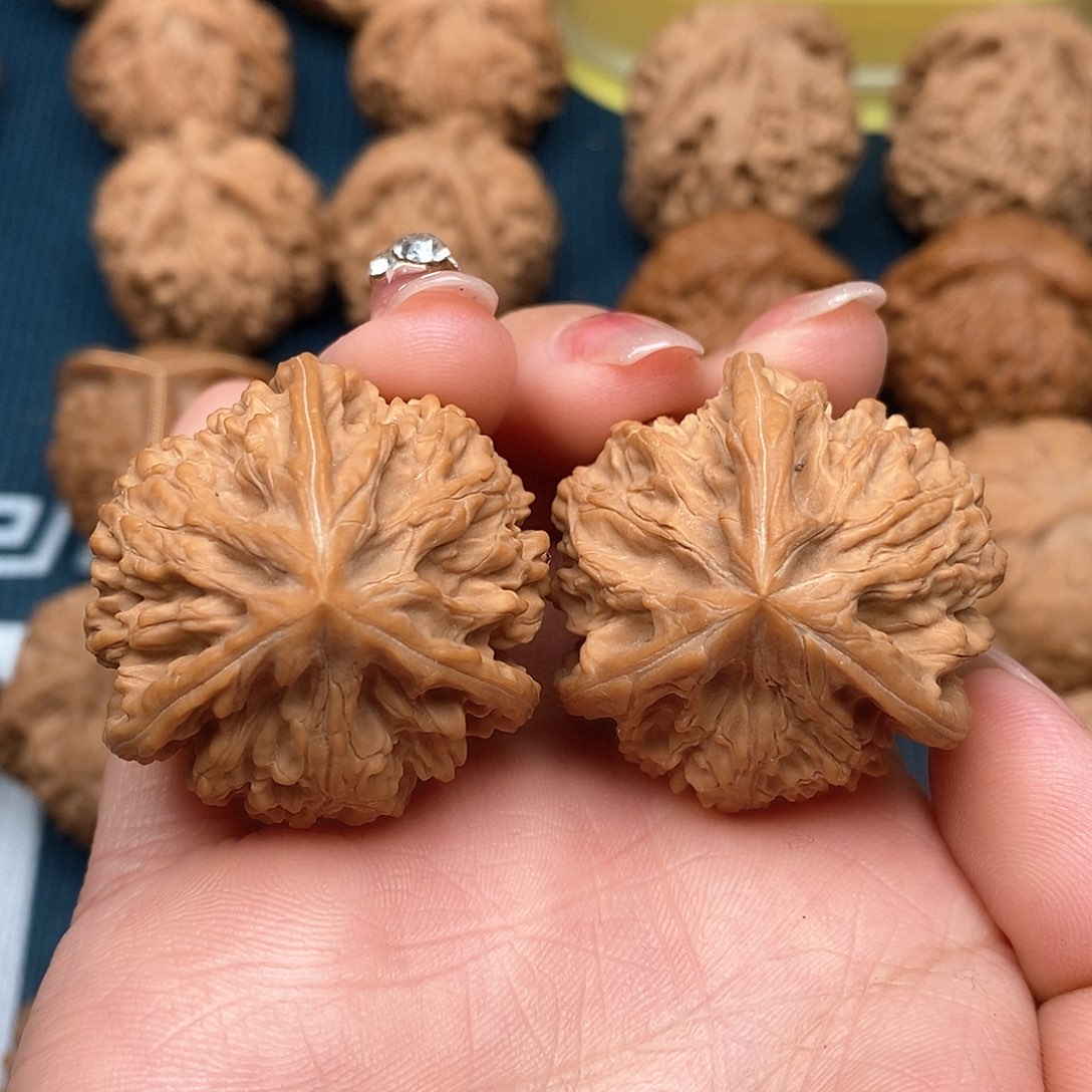 文玩核桃吊坠玉龙