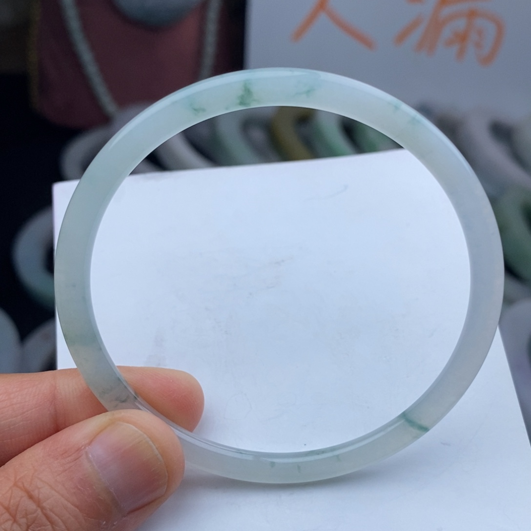 翡翠手镯未镶嵌叮当