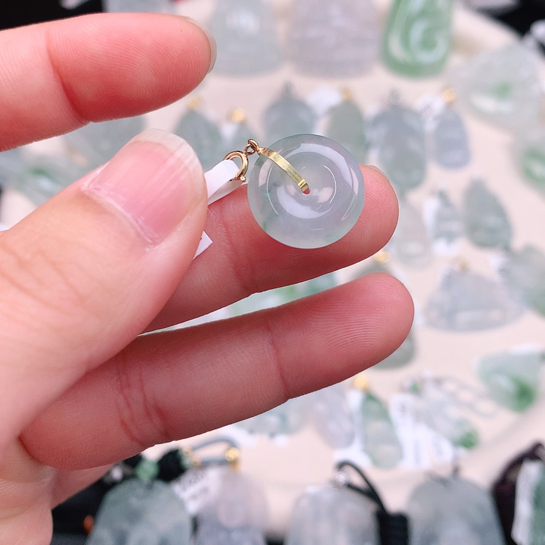 翡翠颈饰18K金镶嵌冰胶飘绿扣