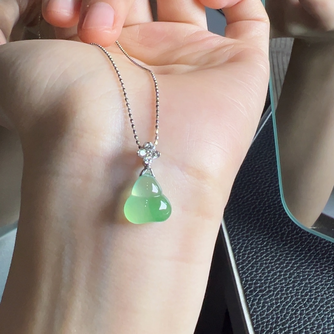 翡翠18K金镶嵌颈饰Y葫芦