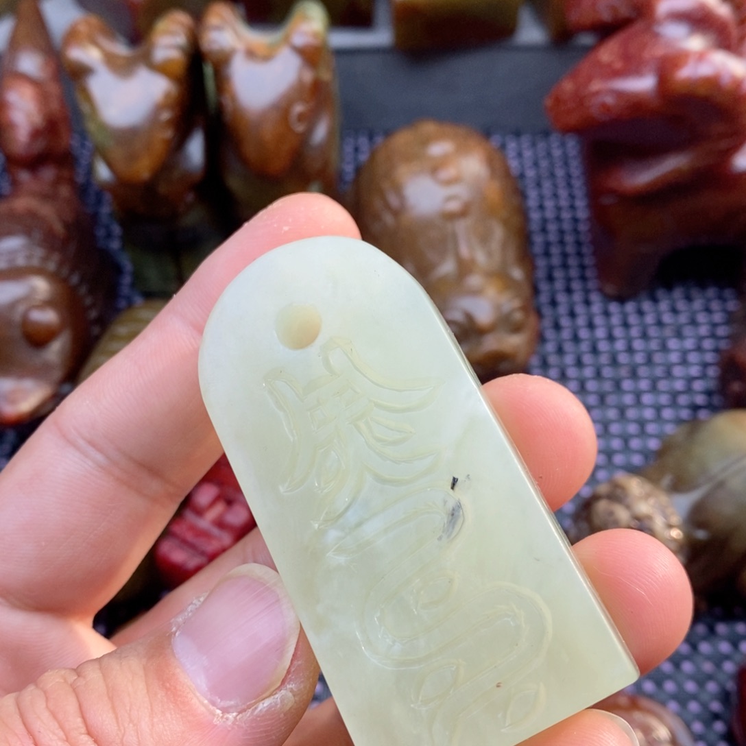 蛇纹石玉颈饰未镶嵌