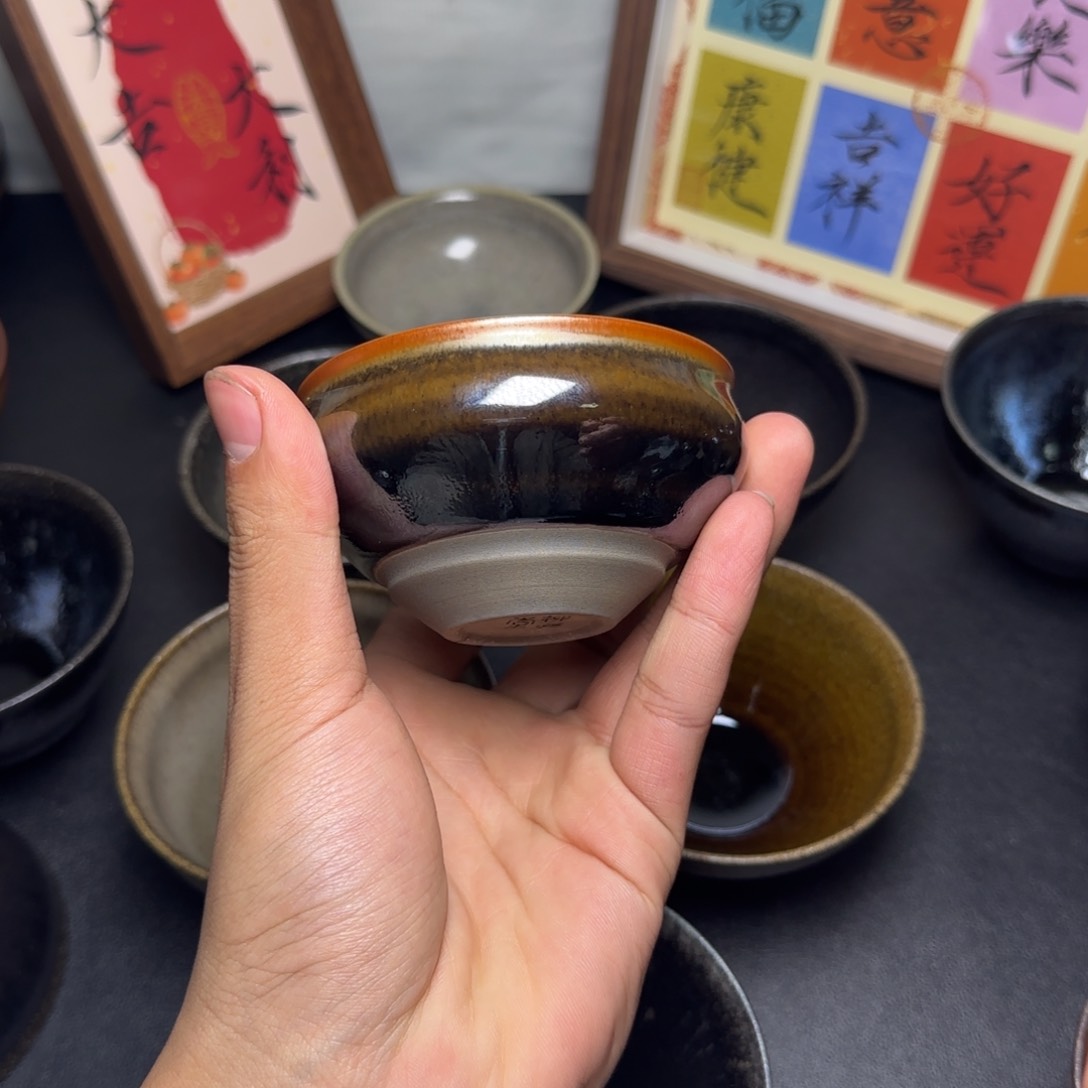 茶盏长了颗蛀牙和眼睛