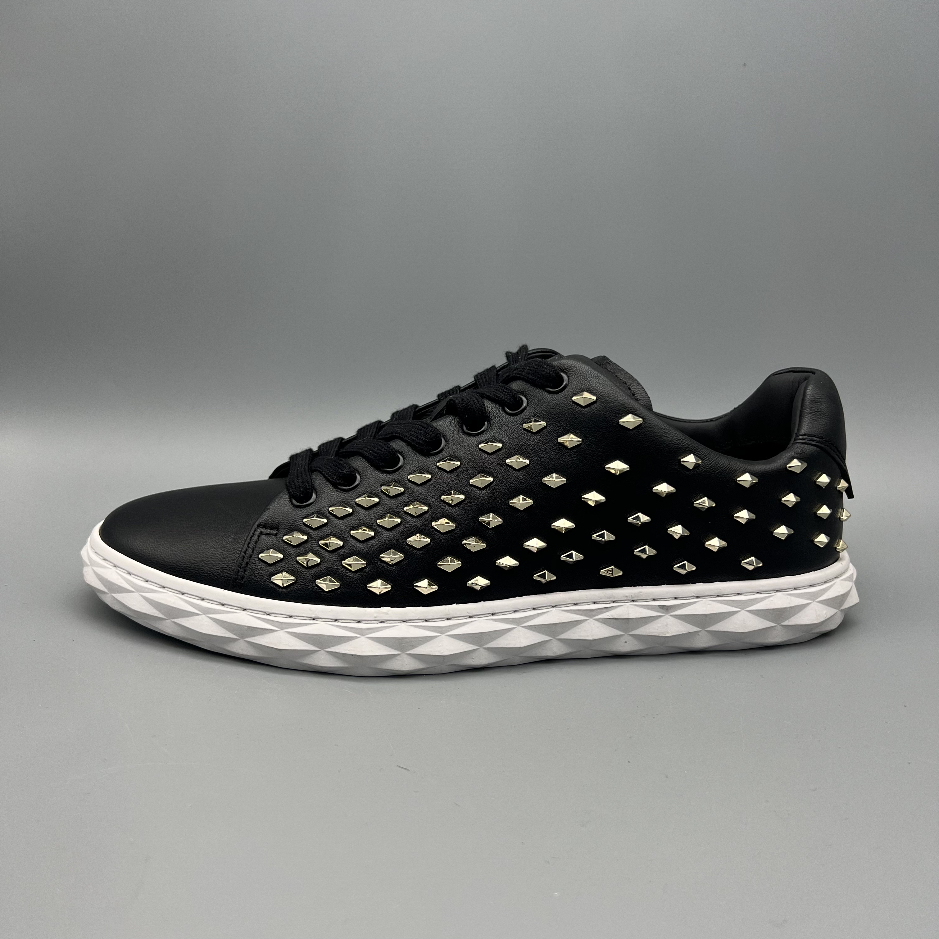 JIMMY CHOO/吉米周 J102 金色铆钉休闲鞋 时尚潮流