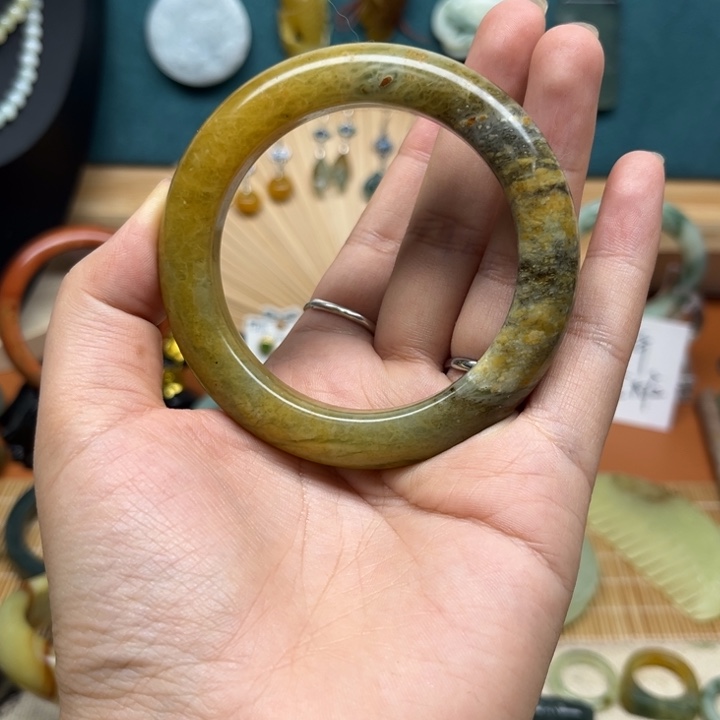 蛇纹石玉手镯未镶嵌